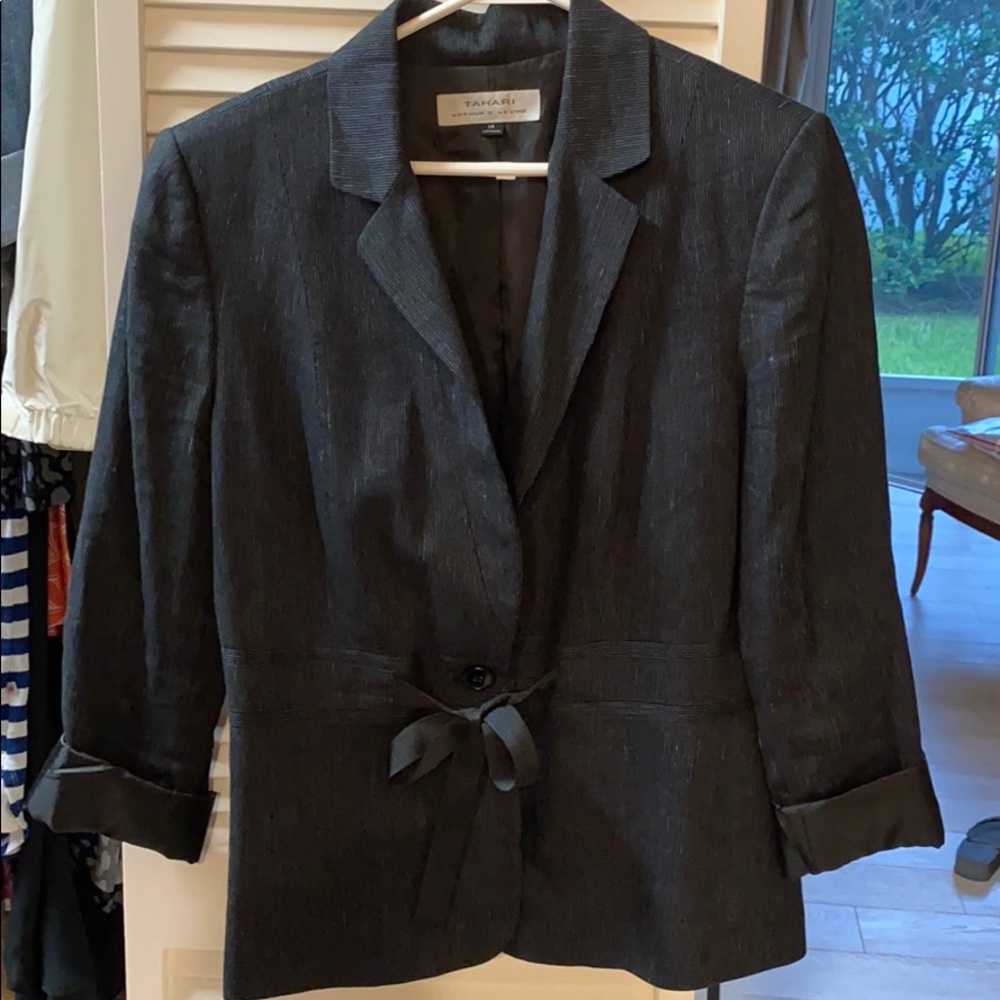 Tahari Pant Suit 14 excellent used condition